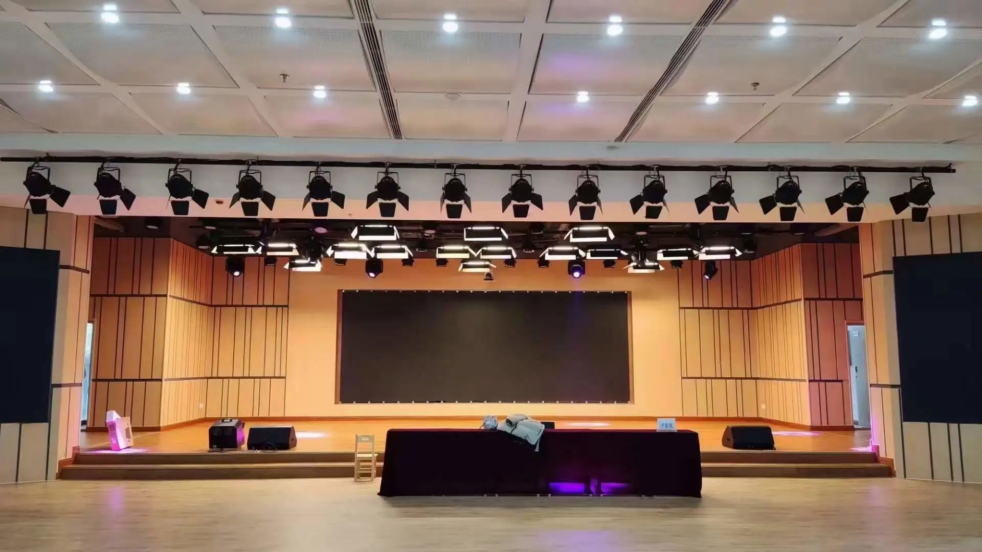 bte365专业灯光音响扩声系统工程产品服务于某学校礼堂！